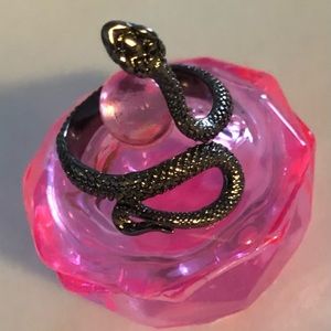 Singer snake ring